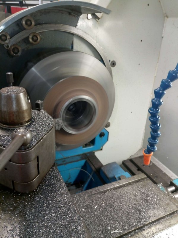 Op 2 : on retourne le disque et on usine le moyeu pour ne laisser qu'une rondelle ( on usine pas la surface de contact du disque)